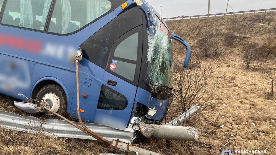 На Уманщине автобус с пассажирами вылетел в кювет, фото