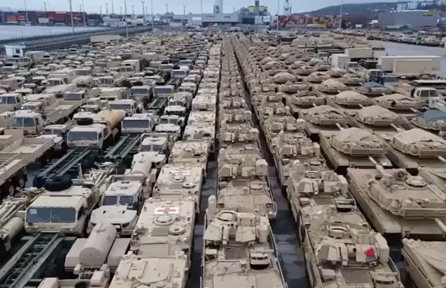 В польский порт Гдыня прибыла американская военная техника: видео