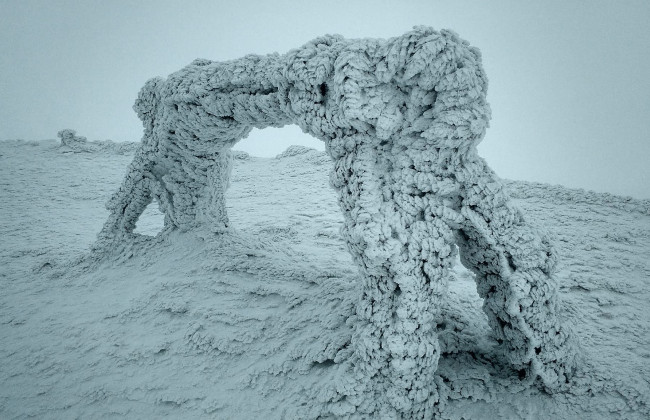 Как выглядят заснеженные качели на вершине Карпат: фантастическое фото