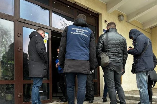 БЭБ проводит обыски на табачной фабрике во Львовской области