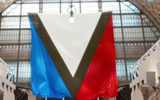 Розкіш із запахом крові: у Зеленського відреагували на ролик Louis Vuitton з кольорами та символікою РФ