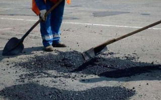 Неякісний ремонт дороги: повідомили про підозру керівнику будівельної компанії