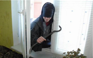 Поки господарів не було, проникав у будинки і викрадав побутову техніку: на Сумщині засудили 22-річного юнака до 7 років ув'язнення