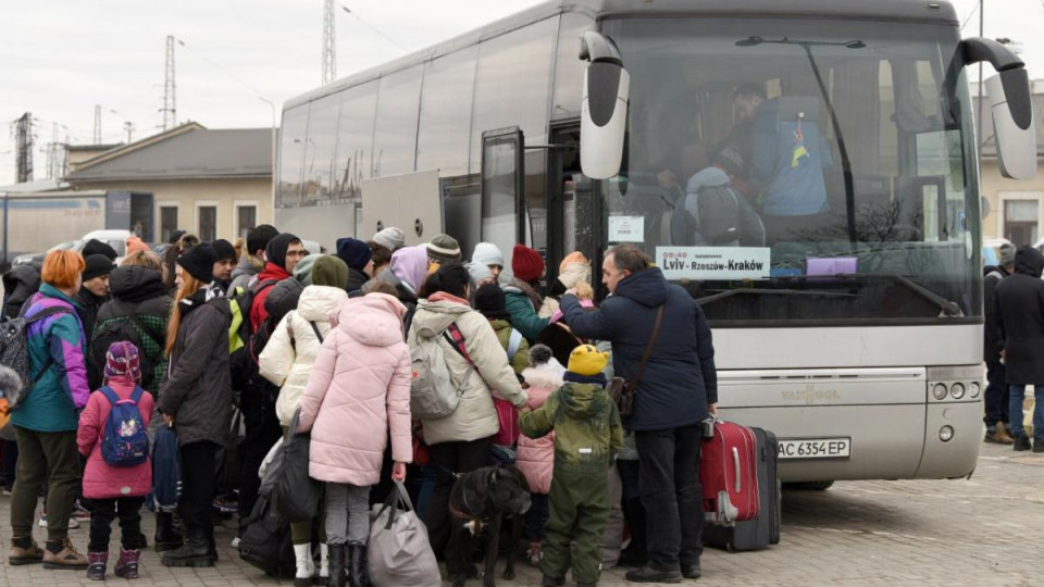 Кабмін схвалив механізм примусової евакуації дітей із зон активних бойових дій