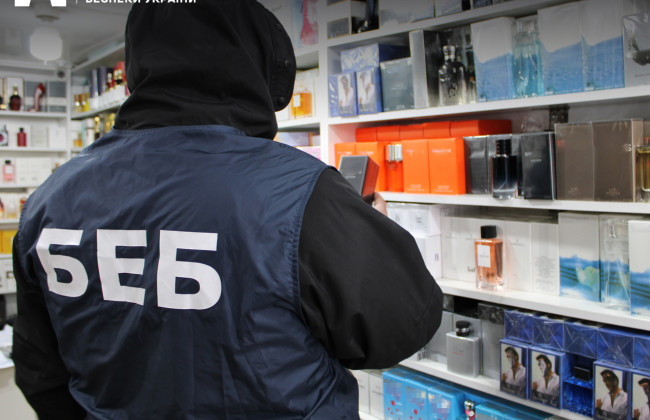 На Одещині викрили масштабне виробництво підробленої парфумерії відомих світових брендів, фото