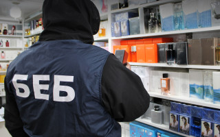 На Одещині викрили масштабне виробництво підробленої парфумерії відомих світових брендів, фото