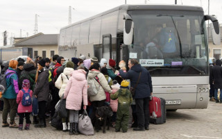 Кабмін схвалив механізм примусової евакуації дітей із зон активних бойових дій
