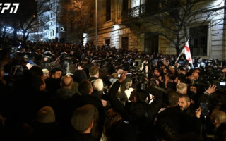 У Грузії у першому читанні схвалили законопроєкт про «іноагентів»: під парламентом почалися сутички, відео