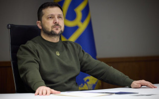 На запитання, чи відійти з Бахмута, Залужний і Сирський відповіли  «не відходити й посилюватися», — Зеленський