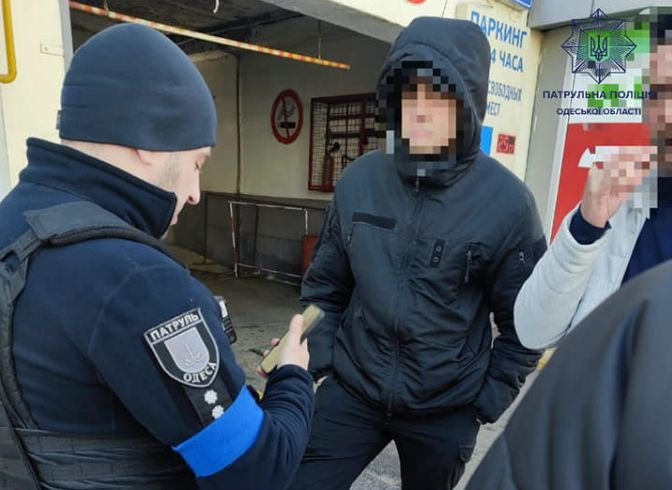 В Одессе задержан мужчина за незаконное ношение полицейской символики