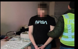 Роз'їжджали містом на «Lexus» та «BMW», в яких дозволяли клієнтам вживати наркотики: у Києві викрили наркоторговців