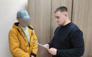 Викинув собаку з четвертого поверху: на Київщині чоловіку повідомили про підозру