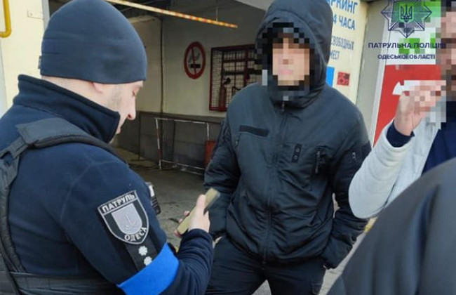 В Одессе задержан мужчина за незаконное ношение полицейской символики