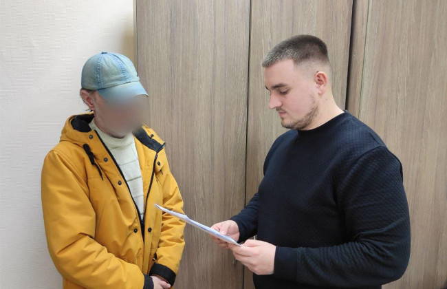 Викинув собаку з четвертого поверху: на Київщині чоловіку повідомили про підозру