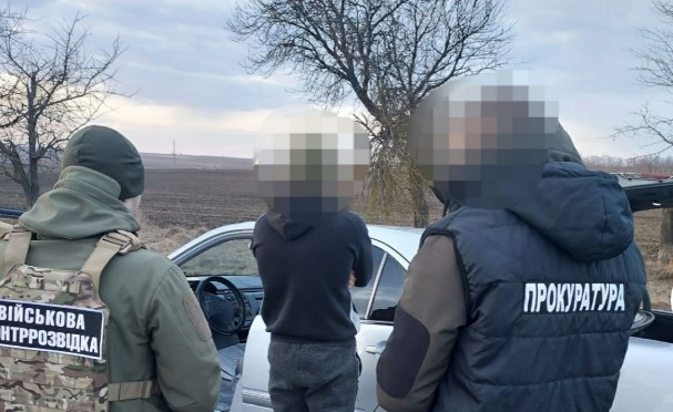 На Буковині місцевий житель переправляв військовозобов’язаних до Молдови за 13 500 доларів