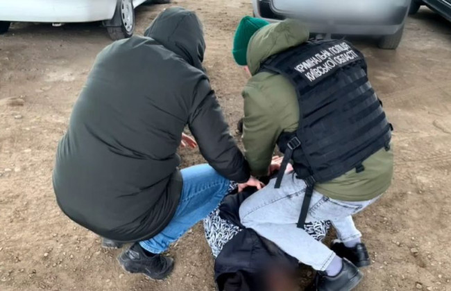 Залякав та вимагав гроші за неіснуючий борг: на Київщині затримали зловмисника