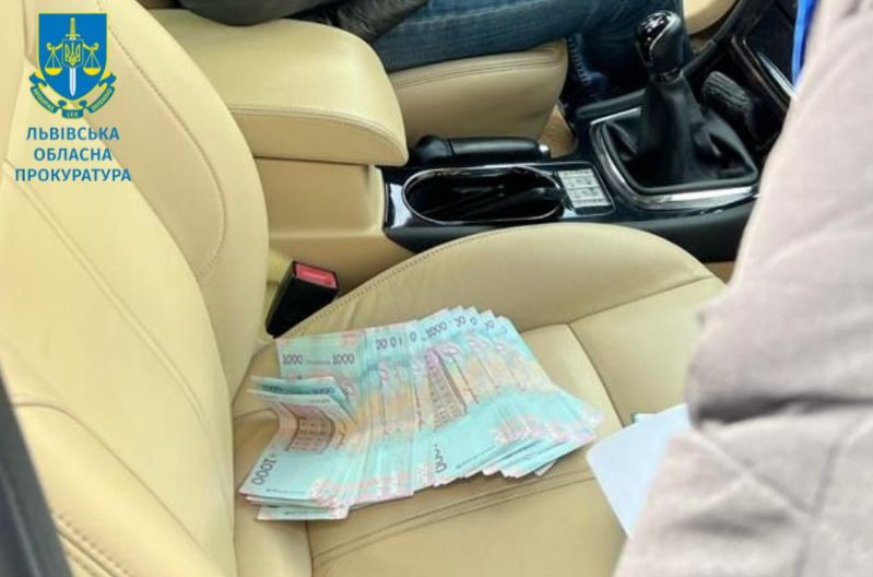 42 000 грн хабаря за видачу позитивного висновку: у Львові затримали експерта