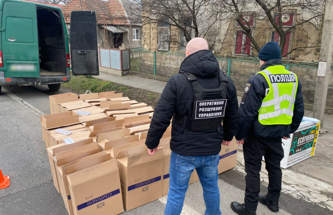 На Закарпатье остановили упакованный сигаретами микроавтобус: изъяли 27,5 тысяч пачек без акцизных марок