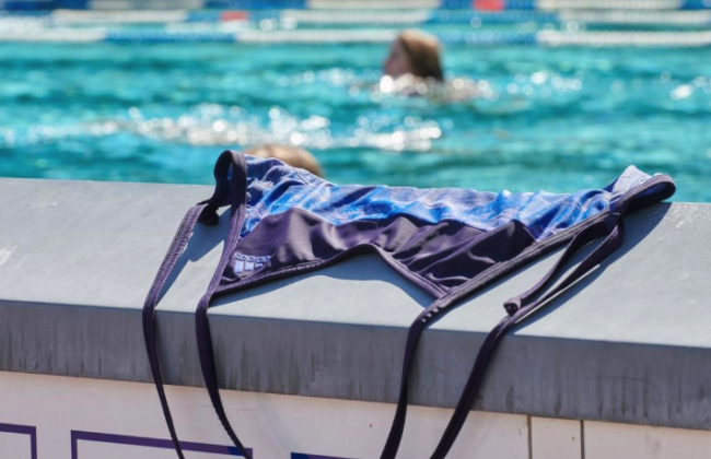 В Берлине женщинам официально разрешили купаться топлес в городских бассейнах