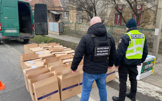 На Закарпатті зупинили запакований сигаретами мікроавтобус: вилучили 27,5 тисяч пачок без акцизних марок