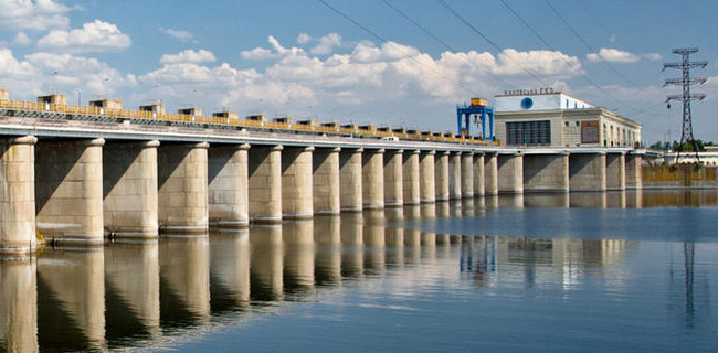 Оккупанты повредили дамбу Каховской ГЭС — водохранилище обмелело