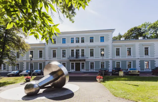 Поздравляла с «днем ВДВ»: Верховный суд Эстонии подтвердил штраф женщине за пост в соцсети