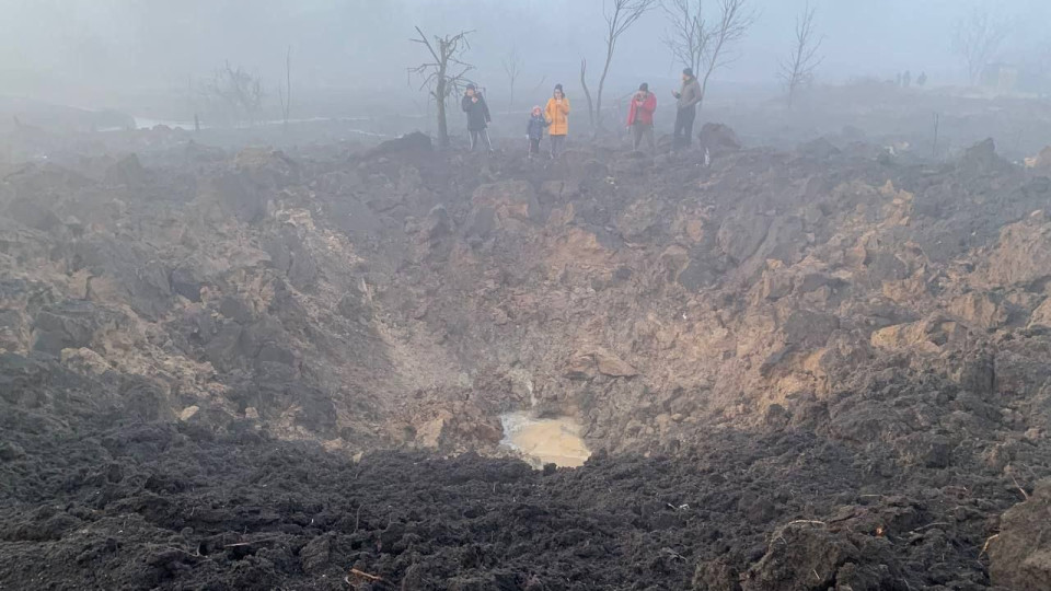 Внаслідок ракетного удару Харків залишився без світла, опалення й води: в області на місці «прильоту» величезна вирва, відео