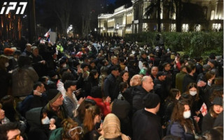 У Грузії розпочався третій вечір протестів з гімну України та вимоги звільнити усіх затриманих мітингувальників