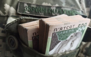 Виплати військовим 30, 50 і 100 тисяч гривень: кому нараховуються та що варто знати