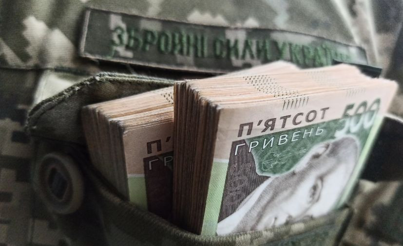 Виплати військовим 30, 50 і 100 тисяч гривень: кому нараховуються та що варто знати