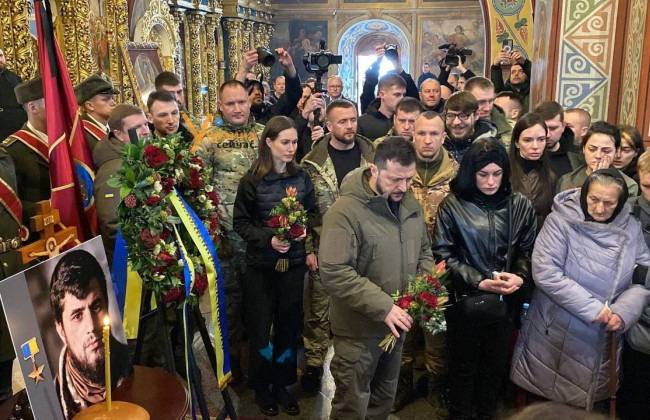 Зеленский и премьер-министр Финляндии Марин приняли участие в церемонии прощания с погибшим защитником «Да Винчи»