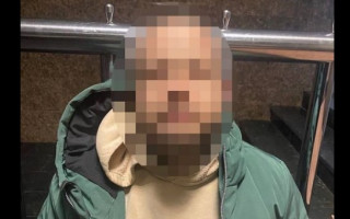 Порізала руки, захищаючись: у Києві затримали чоловіка, який ледве не вбив свою дружину