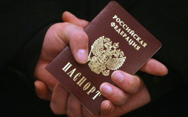У российских чиновников и сотрудников госкомпаний забирают загранпаспорта – СМИ