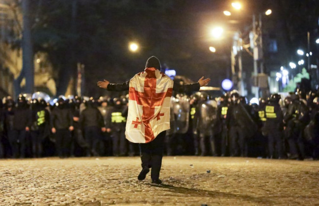 У МВС Грузії повідомили, що відпустили майже усіх протестувальників і натякнули на нові арешти