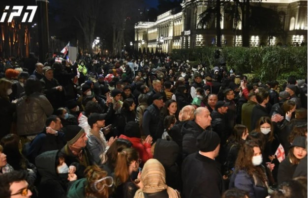 В Грузии начался третий вечер протестов с гимна Украины и требования освободить всех задержанных митингующих