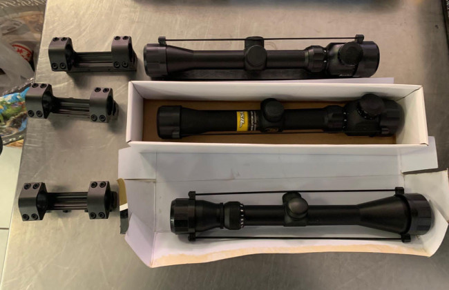 На Одещині іноземець намагався під верхнім одягом вивезти з України три оптичні приціли