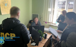 Посадовців однієї з міськрад на Дніпропетровщині спіймали на хабарі