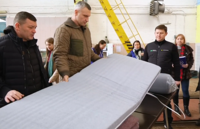 Комфорт на підземних станціях метро під час повітряних тривог – Київський метрополітен отримав розкладні стільці, ковдри та матраци