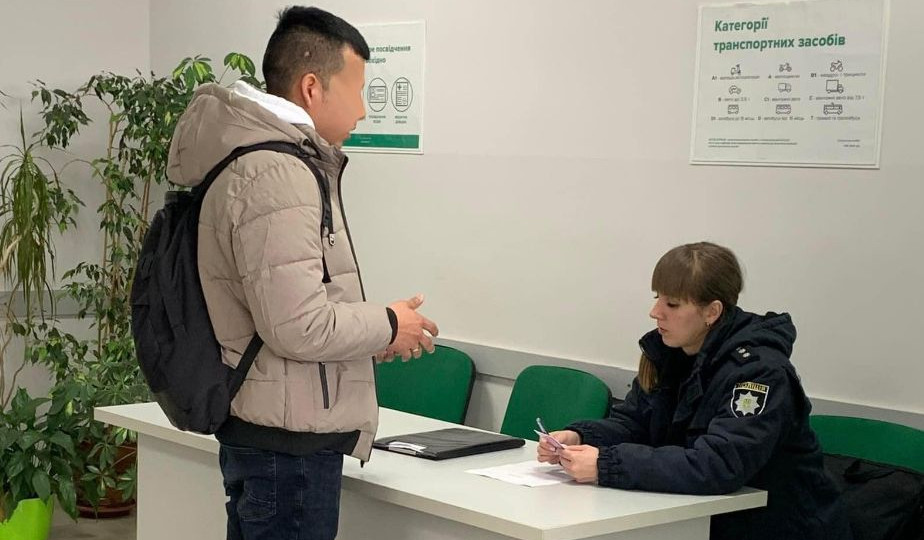 Хлопець купив посвідчення водія та прийшов до сервісного центру МВС з’ясувати, чому його немає у Дії