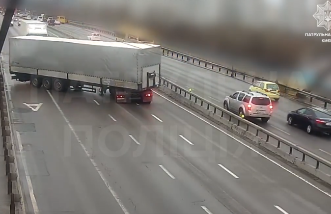 У Києві на Північному мосту сталась ДТП за участю тягача: у Патрульній поліції показали епічне відео