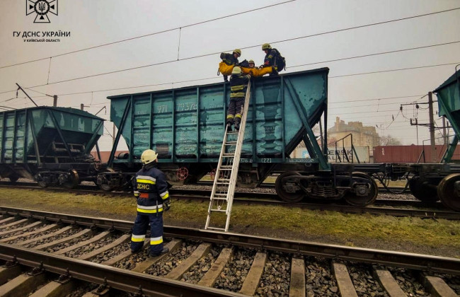 Залезли на крышу товарного поезда ради фото: на Киевщине погиб подросток, еще один в больнице