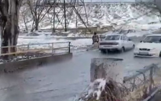 В Киеве из-за прорыва трубы дорога превратилась в реку, видео