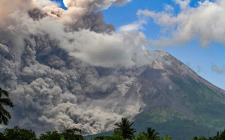 В Індонезії почалося виверження вулкана Мерапі, відео