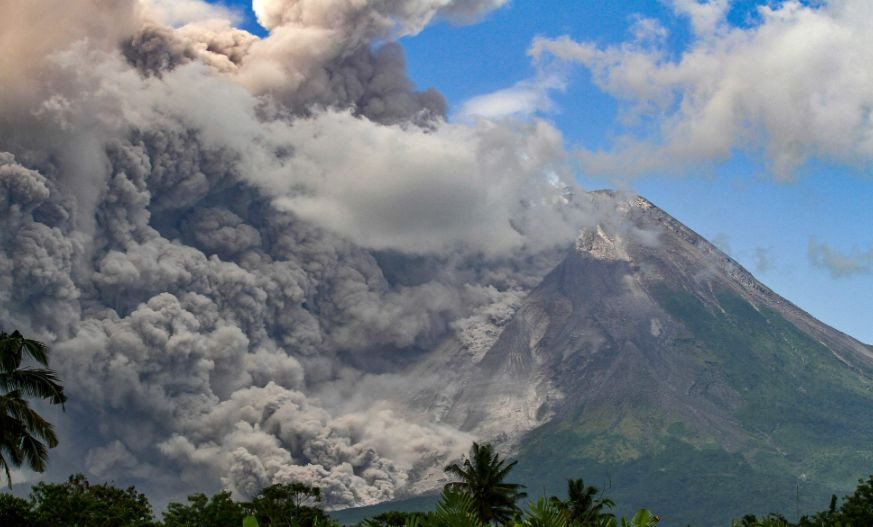 В Індонезії почалося виверження вулкана Мерапі, відео