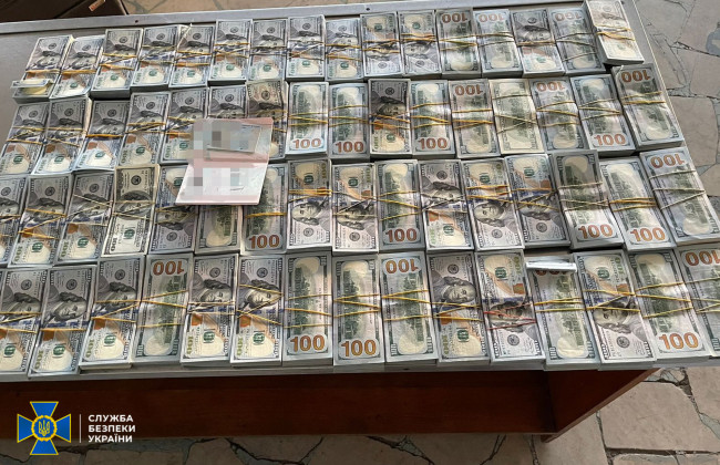 В чемоданах и примотанные к телу: разоблачены делки, которые пытались незаконно ввезти в Украину ворованные 37 млн грн