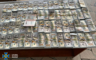 У валізах та примотані до тіла: викрито ділків, які намагалися незаконно ввезти в Україну крадені 37 млн грн