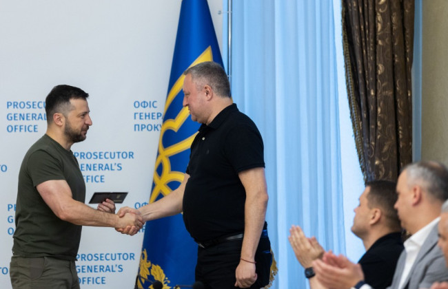 Для зайняття посади прокурора два роки стажу не потрібні, а в прокуратурі будуть прокурори-стажисти: Президент підписав закон