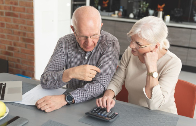 Освобождается ли от уплаты ЕСВ работающий пенсионер по возрасту