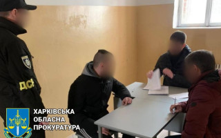 Видавали себе за правоохоронців і вчиняли розбійні напади: підозрюються 8 осіб