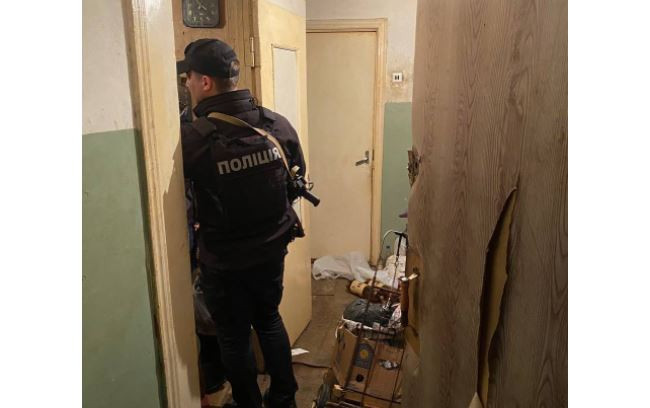 Антисанитария, беспорядок и нетрезвая мать: в Киеве двое детей жили в ужасных условиях, фото